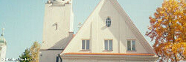 Evangelische Dreifaltigkeitskirche Augsburg-Göggingen - Frontalaufnahme